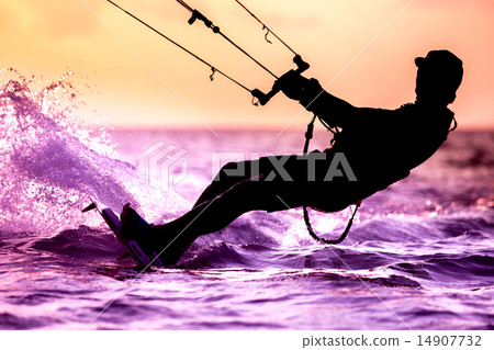 Kitesurfing 14907732