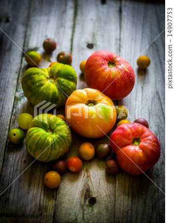 Heirloom tomatoes on rustic background Heirloom tomatoes on rustic background 14907753