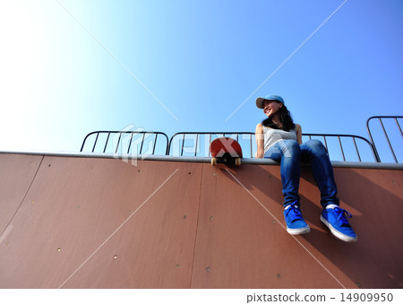 woman skateboarder  14909950