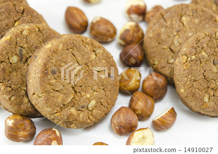 Oatmeal cookie and hazelnuts on white 14910027
