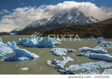Icebergs in Grey Lake - Patigonia - Chile 14910368