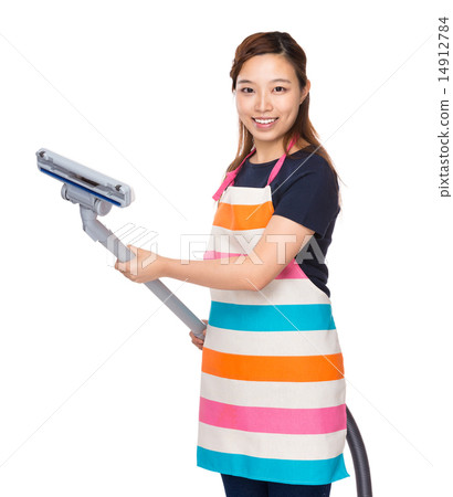Housewife using of electricity vacuum remover 14912784