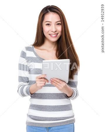 Young Woman use of tablet 14912939
