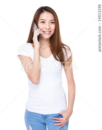 Woman talk to mobile phone 14913296
