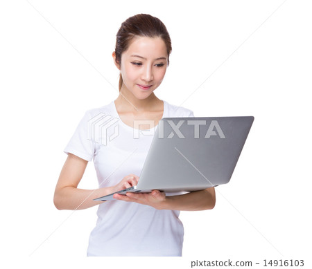 Woman use of laptop 14916103