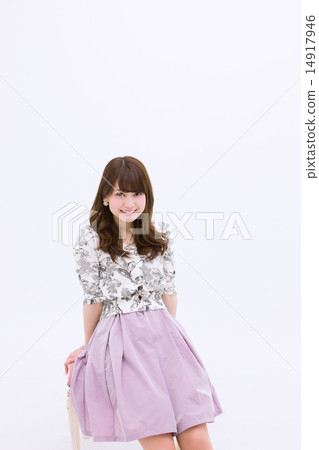 微笑的少婦坐椅子 14917946