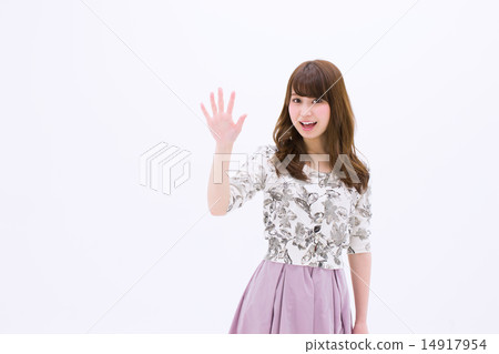 有微笑的一個少婦代表她的與她的右手5的數字 有微笑的一個少婦代表她的與她的右手5的數字 14917954