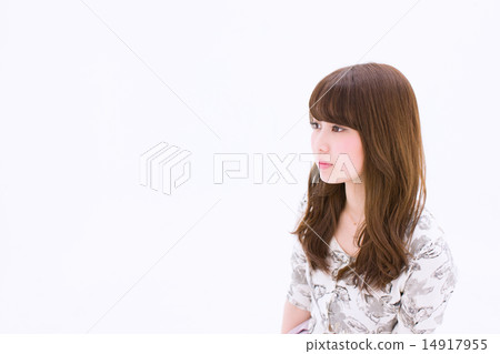 一個年輕的女人很遠看 一個年輕的女人很遠看 14917955