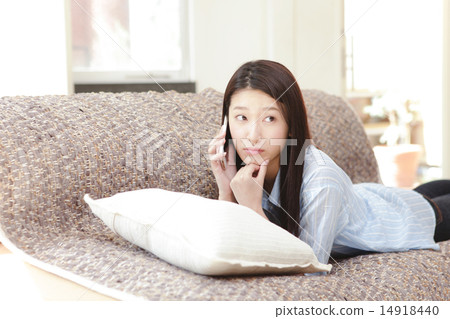 操作智能手機的婦女 操作智能手機的婦女 14918440