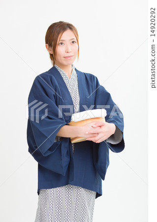 溫泉浴衣的中間婦女 14920292
