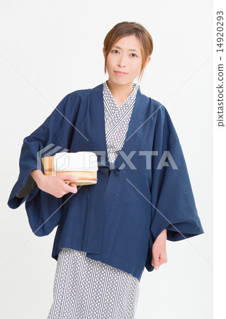 溫泉浴衣的中間婦女 14920293