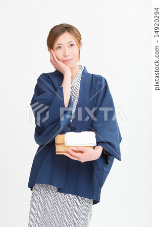Middle women in hot spring yukata 14920294