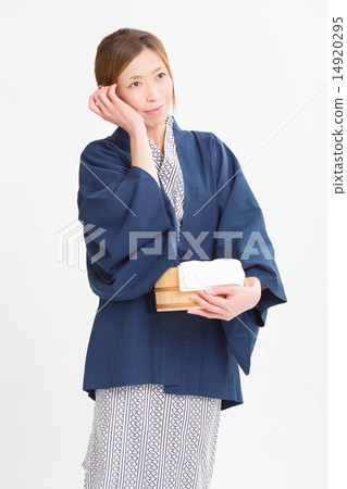 溫泉浴衣的中間婦女 14920295