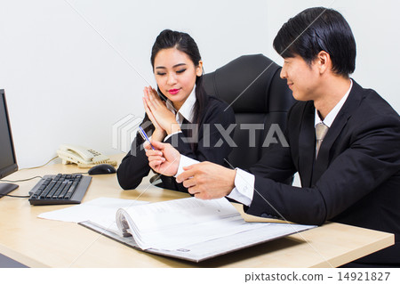 Boss give pen to employee Boss give pen to employee 14921827