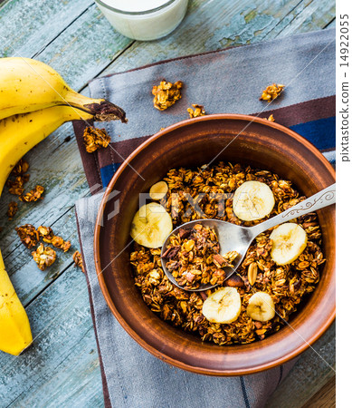 granola with bananas, nuts, figs and honey, milk 14922055