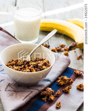 banana granola with nuts, figs and honey in piala 14922071