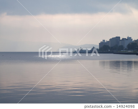 Lake Toyako and the cityscape 14924098