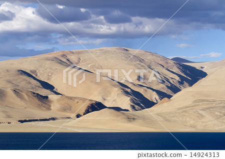 Tso Moriri mountain lake view at sunny day Tso Moriri mountain lake view at sunny day 14924313