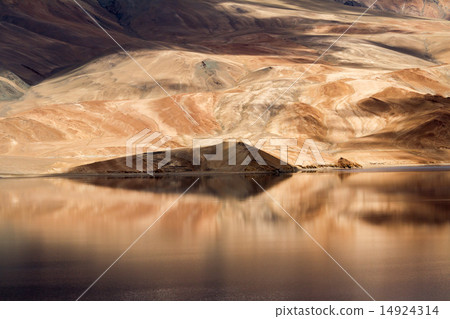 Tso Moriri Himalayan lake and mountain reflections 14924314