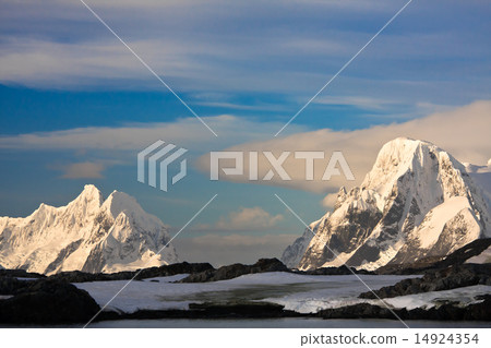 Snow-capped mountains in Antarctica 14924354