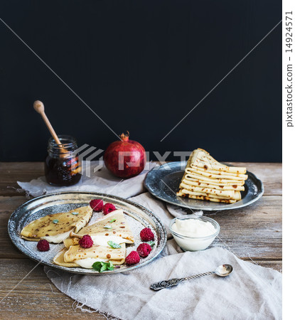 Thin pancakes or crepes with fresh raspberry 14924571