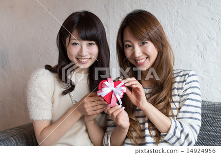 有心臟的禮物盒的兩名婦女 有心臟的禮物盒的兩名婦女 14924956