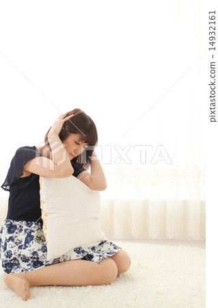 放鬆在屋子裡的婦女 放鬆在屋子裡的婦女 14932161