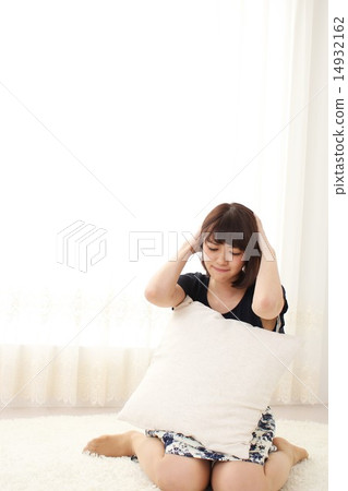 放鬆在屋子裡的婦女 14932162