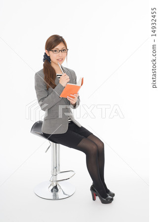 A young woman wearing glasses 14932455
