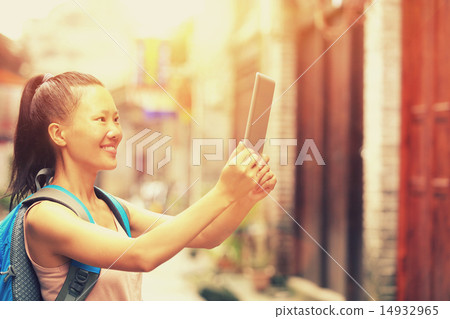 young woman tourist use digital tablet 14932965