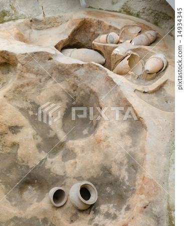 The hill of his country History park Walnut jar coffin grave 14934345