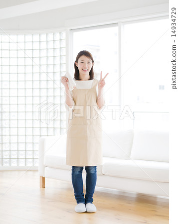 Cleaning · Young women 14934729