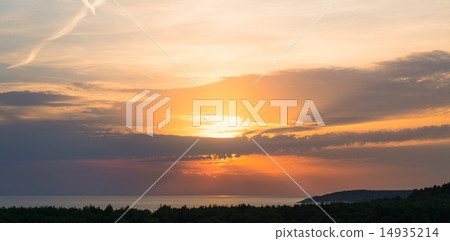 Coastline with horizon and sky Coastline with horizon and sky 14935214