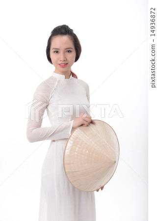 一個年輕的女人穿著Ao-zai 14936872