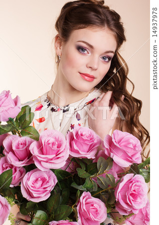 圖庫照片: pretty young girl with pink roses