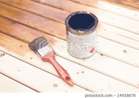 painting wooden table using paintbrush 14938676