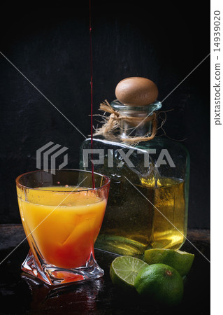 Making tequila sunrise cocktail 14939020