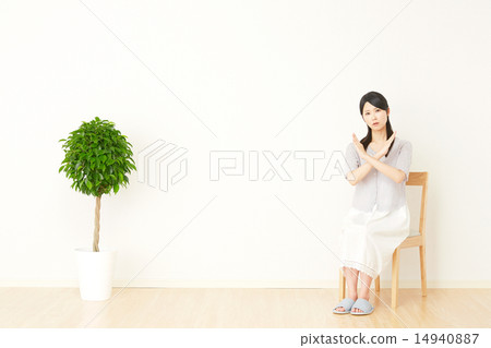 一個女人穿著一個房間 14940887