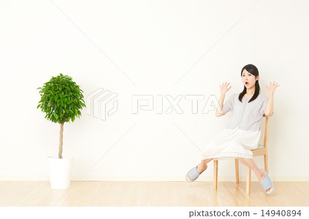 A woman surprised at the room 14940894