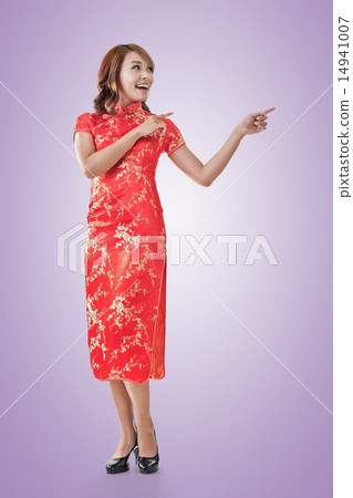 Chinese woman introducing Chinese woman introducing 14941007