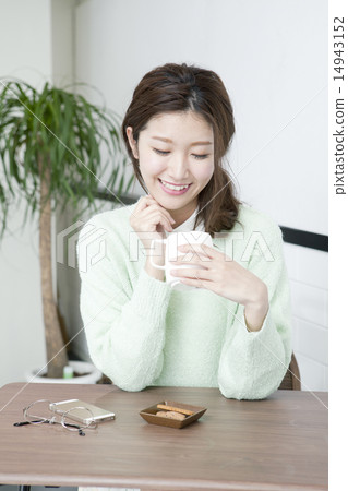 Twenties female cafe Twenties female cafe 14943152