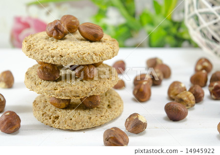 Oatmeal cookie and hazelnuts 14945922