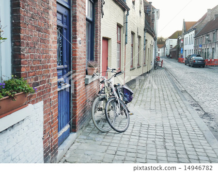 Medieval empty side street of Bruges, Belgium Medieval empty side street of Bruges, Belgium 14946782