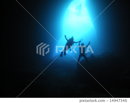 塞班島的著名點·石窟的神奇之光和潛水員 14947348
