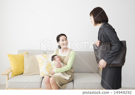 拿著一個工作母親和嬰孩的資深婦女 拿著一個工作母親和嬰孩的資深婦女 14949292