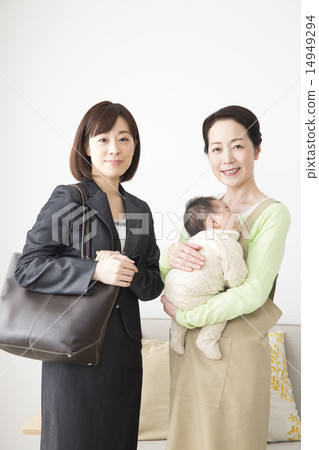 Senior woman holding a working mother and a baby 14949294