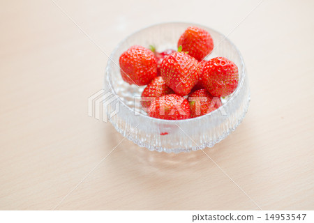 草莓在玻璃盤子服務 14953547