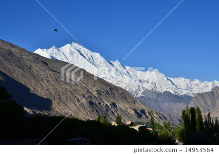 巴基斯坦罕薩陽光的Rakaposhi峰和Kalimabad的街道 14953564