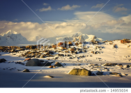 Beautiful snow-capped mountains Beautiful snow-capped mountains 14955034