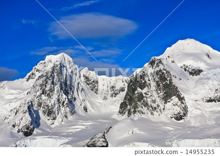 Snow-capped mountains in Antarctica 14955235